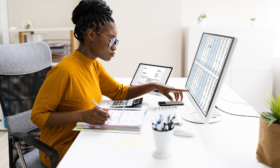 woman doing her taxes