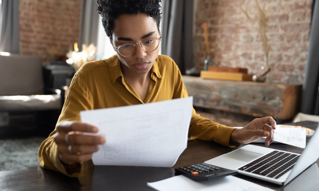 woman calculating tax - 30% ruling and the minimum salary criteria