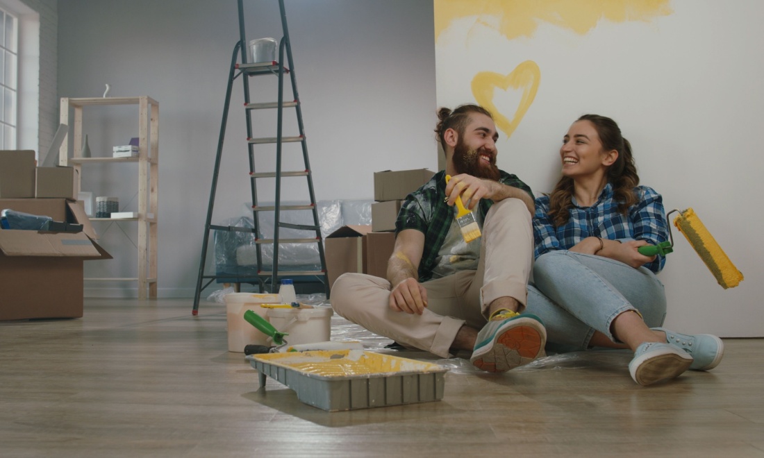 Couple renovating house - Improve your home with the help of ABN AMRO