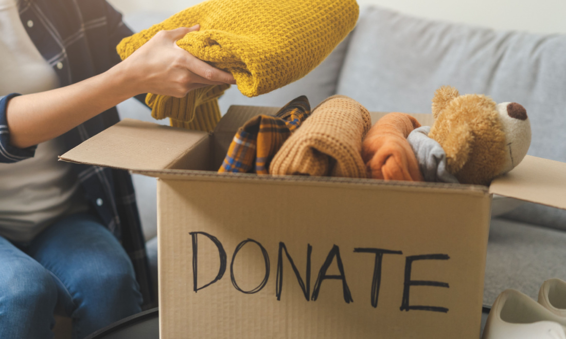 Donate box with clothing - Moving eco-friendly AGS Netherlands