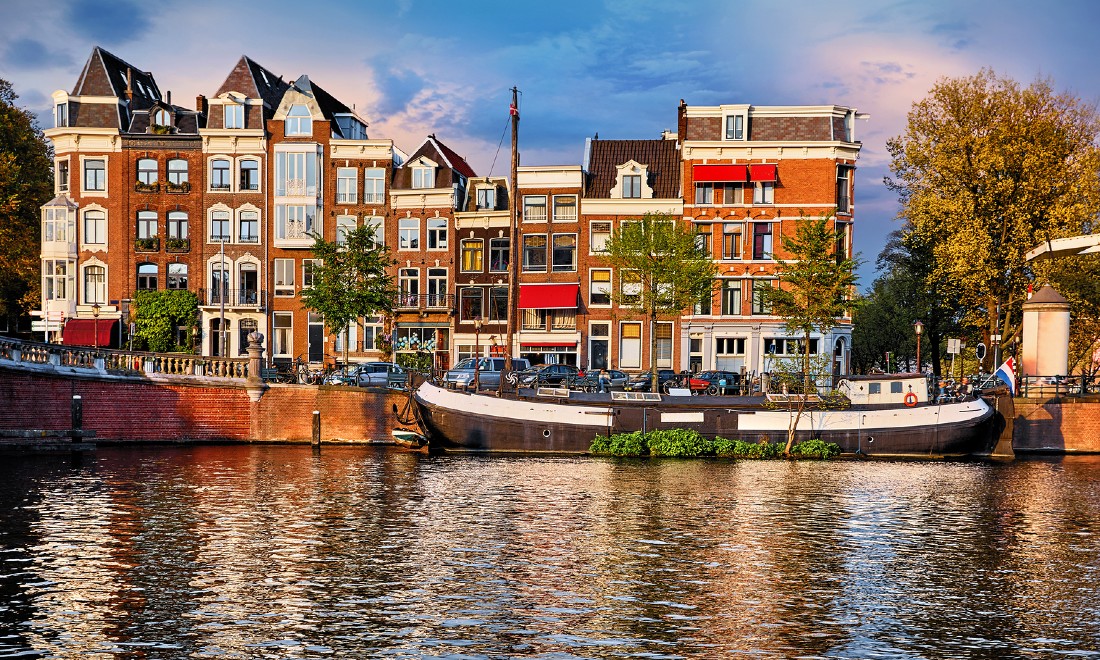 Amsterdam houses next to the canal