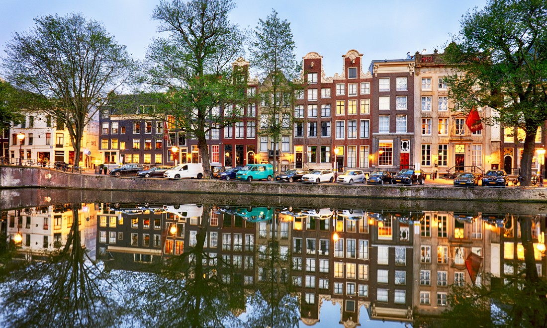 traditional amsterdam canal houses