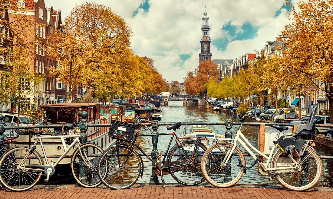 Bikes amsterdam canal