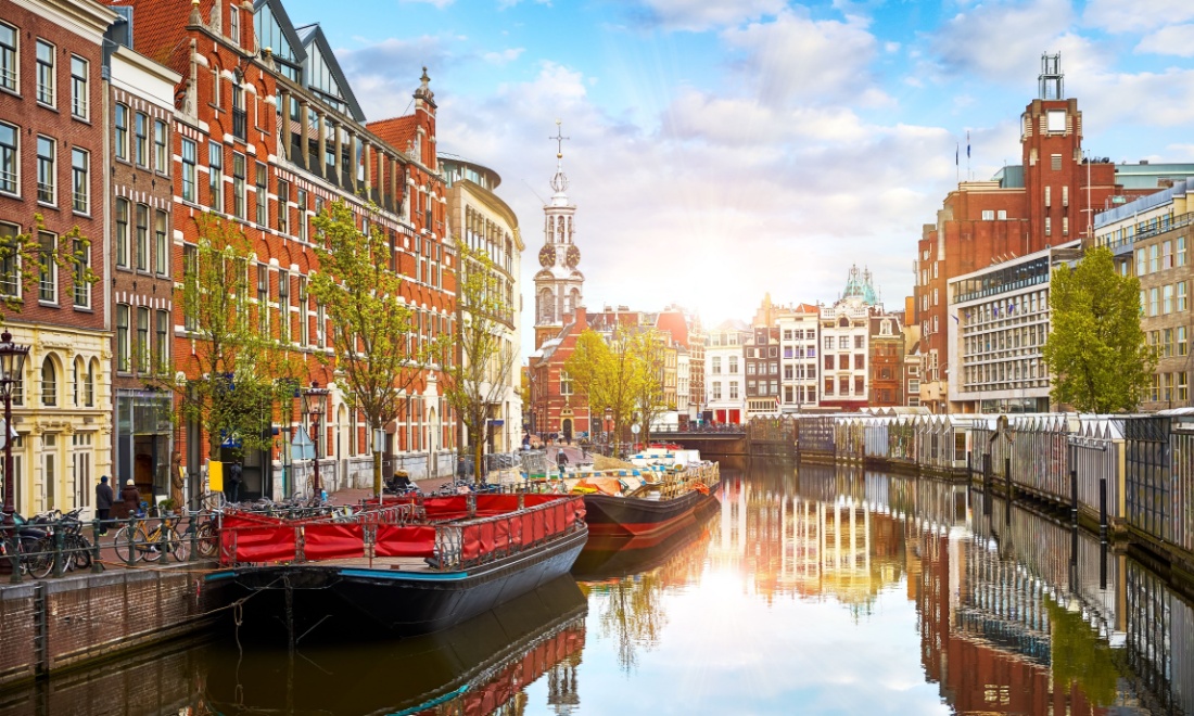 Amsterdam canals - AZ Legal: A step-by-step guide to securing a DAFT visa for American expats 