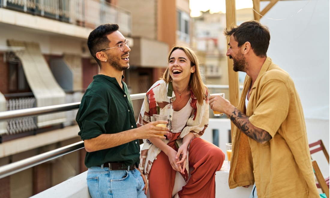 Friends talking on balcony - Berlitz Dutch language courses