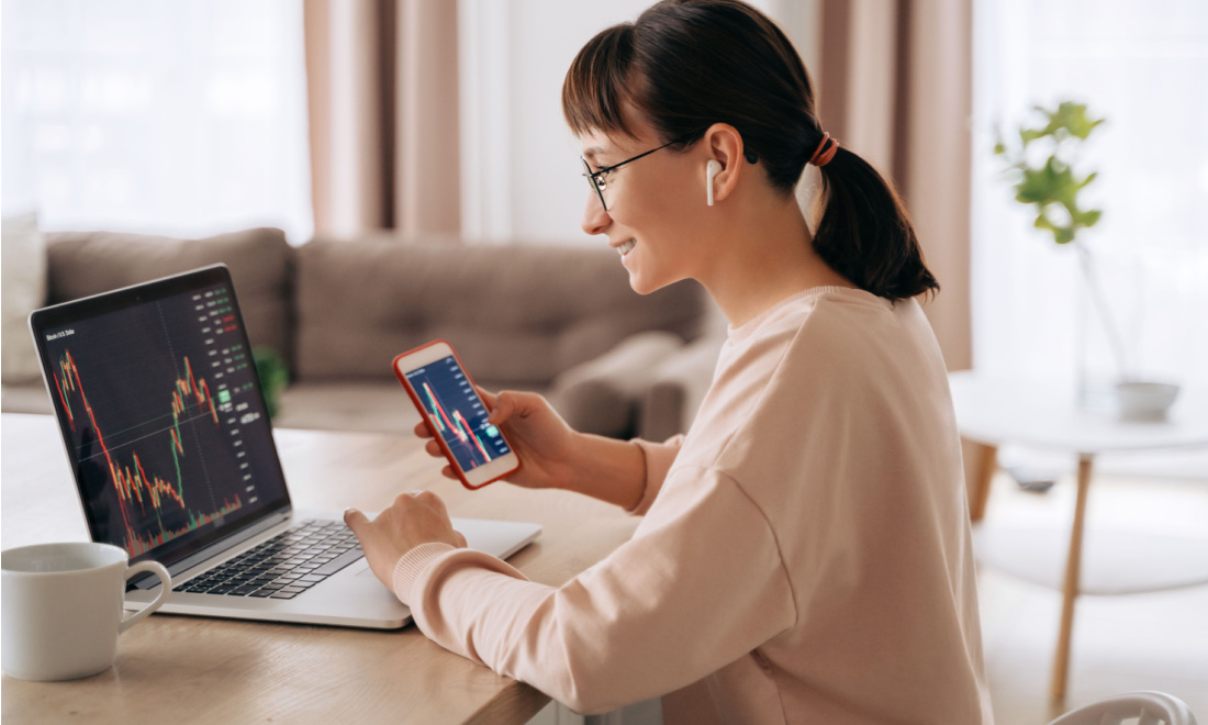 Woman investing laptop - Black Swan Capital