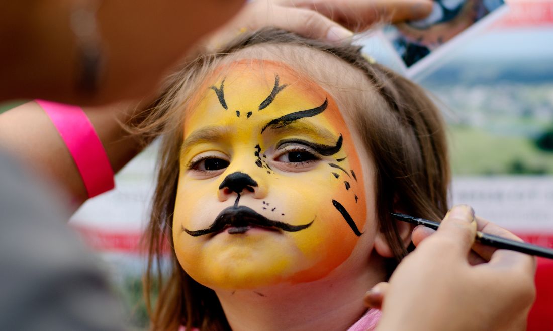 Girl having her face painted at Zeeheldenfestival 