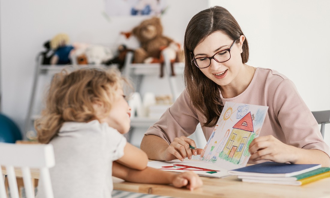 Child drawing talking therapist