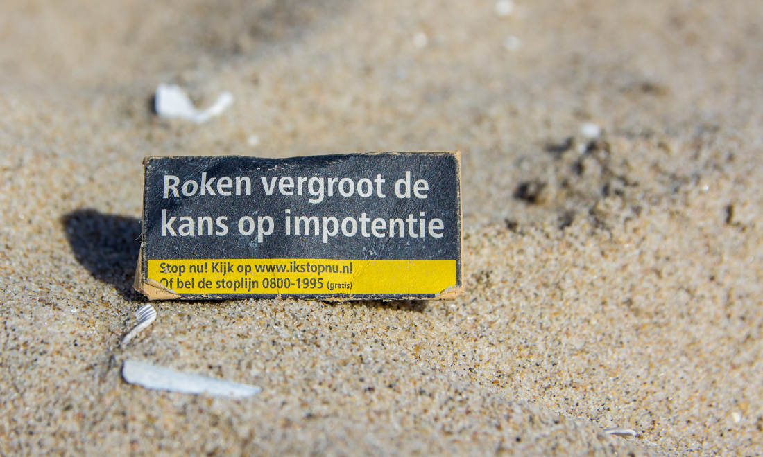 Health warning (in Dutch) on an empty cigarette packet 