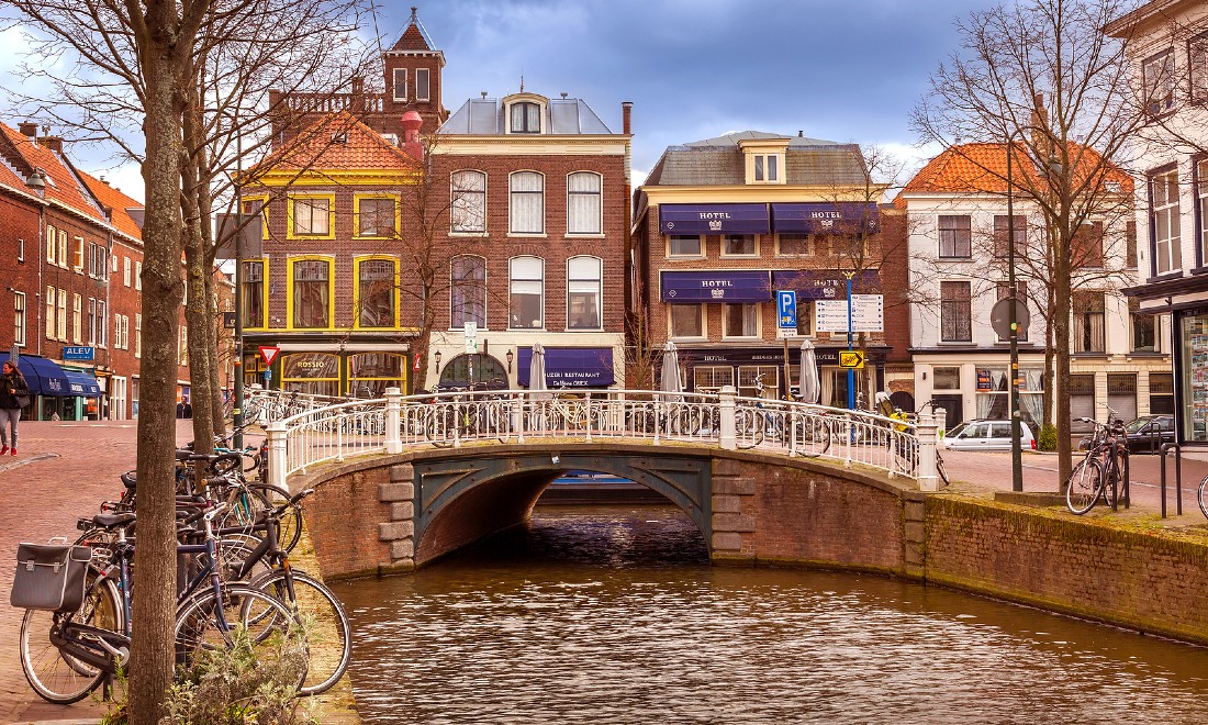 Dutch houses in The Hague by canal - Expat Mortgage Platform