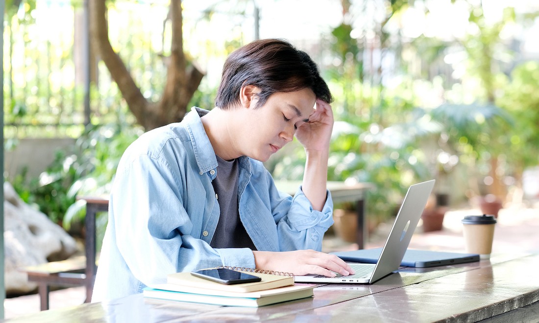 Man struggling to remember Dutch words