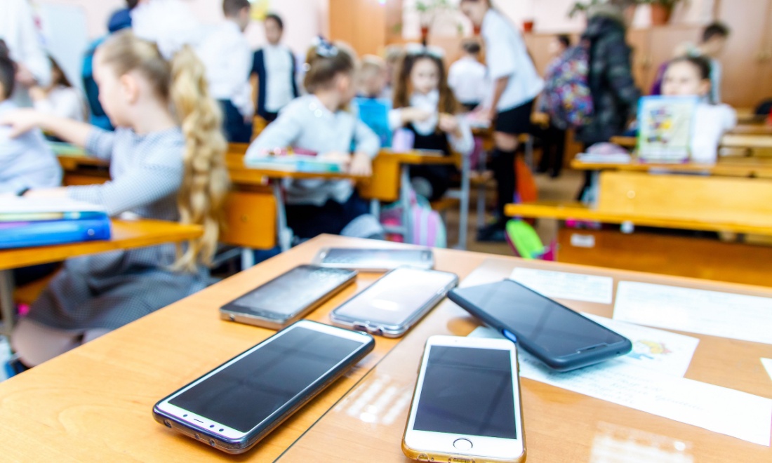 Dutch school phone ban