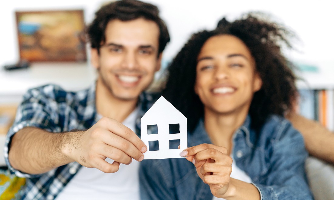 happy couple new house - Everything you always wanted to know about Dutch mortgages Viisi