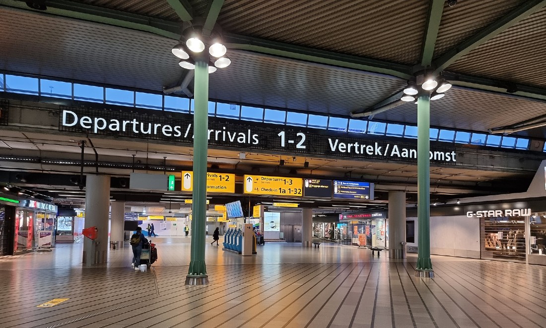 empty departure hall schiphol amsterdam covid-19