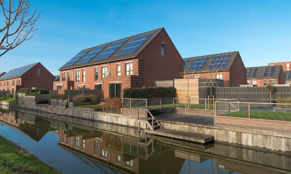 houses with solar panels - De Boer Financial Consultants