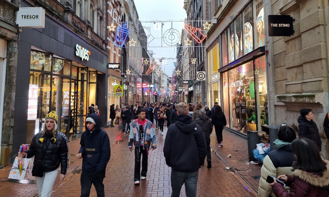 Christmas shoppers on the Kalverstraat in Amsterdam