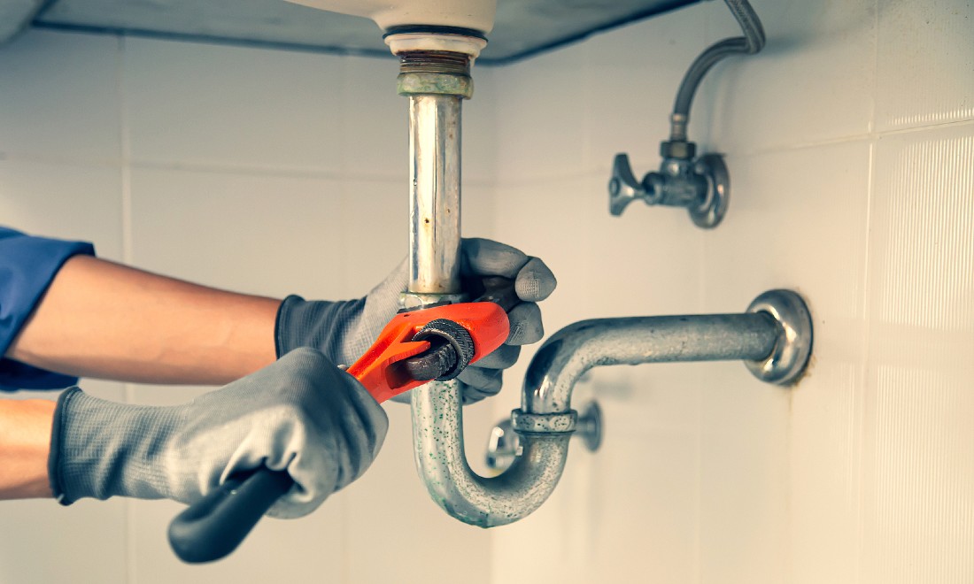 man fixing plumbing - Mr. Berendsen / What do you do if your house has defects?