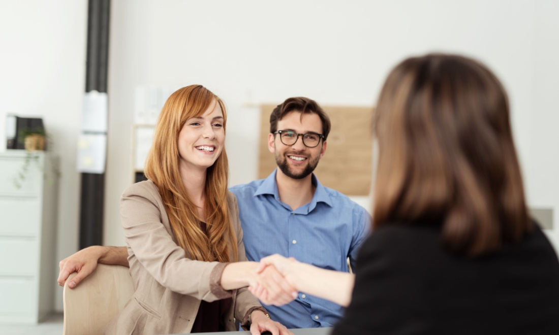 Hypotheek4Starters couple shaking hands with real estate agent