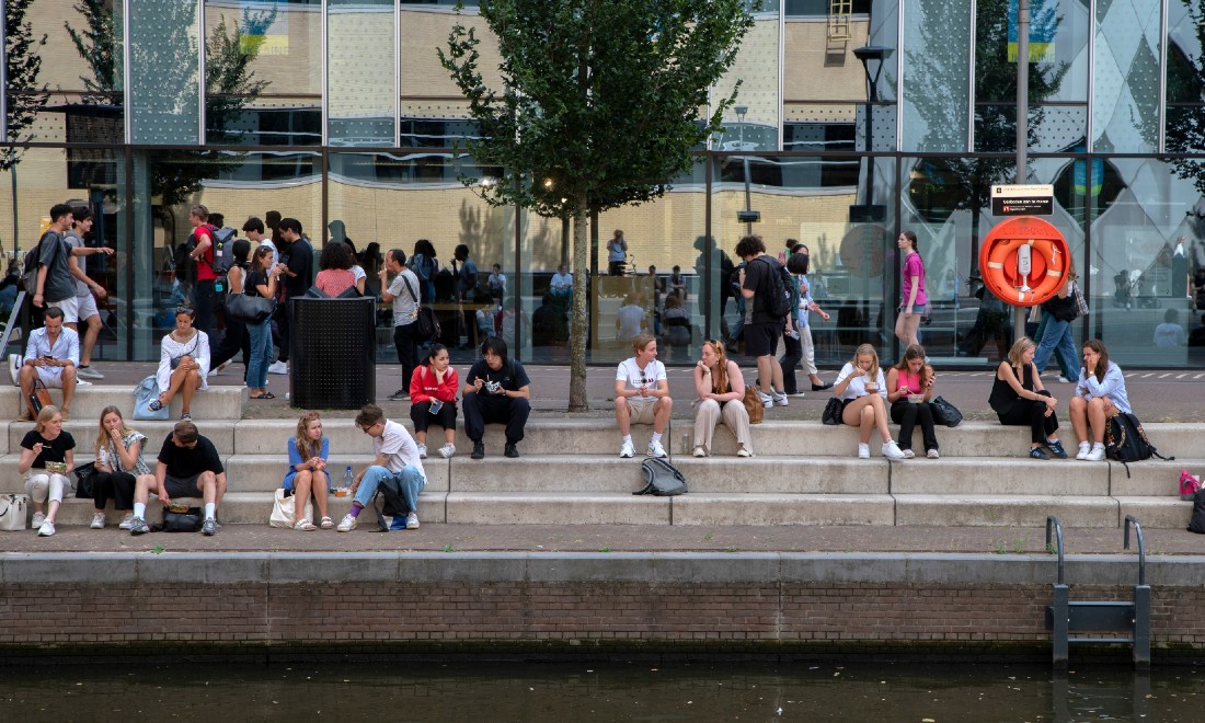 Students having lunch outside the University of Amsterdam (UvA)