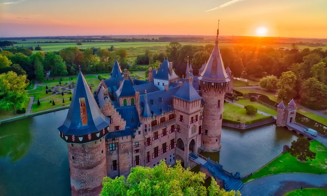 Kasteel de Haar at sunset in Utrecht, the Netherlands