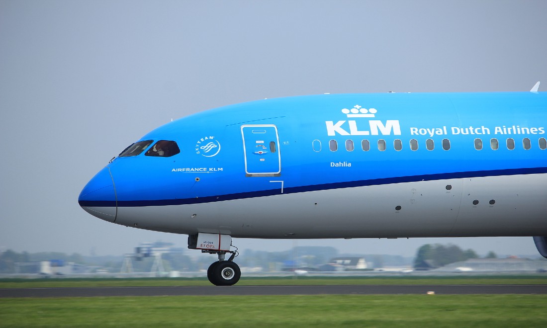 KLM passengers fight face masks