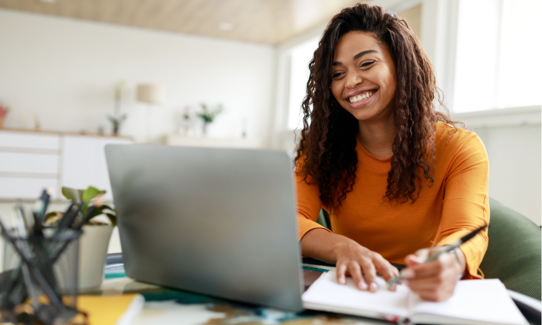 Female student behind laptop - LoonZorg health insurance for students