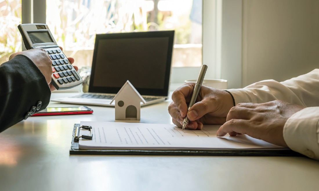 man giving mortgage advice to expats