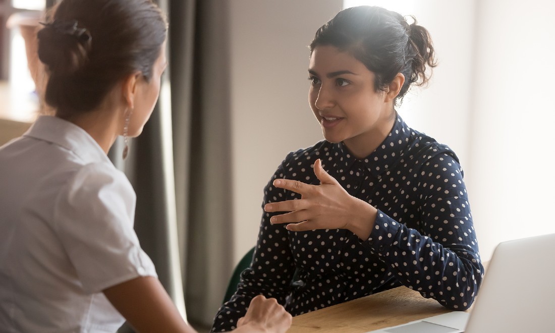 woman mentoring other woman