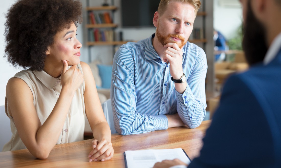 Couple discussing ground lease in Amsterdam