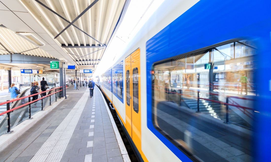 people who missed a train in the netherlands standing on the platform