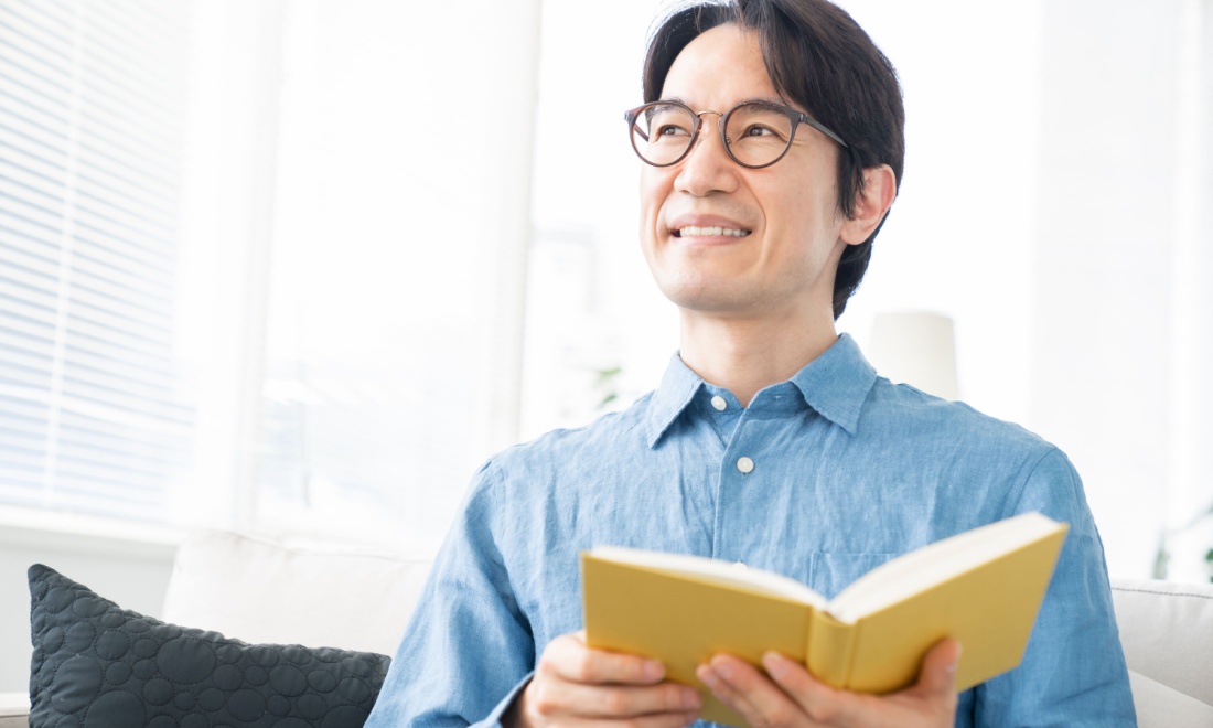 Nyenrode smilng mature man reading