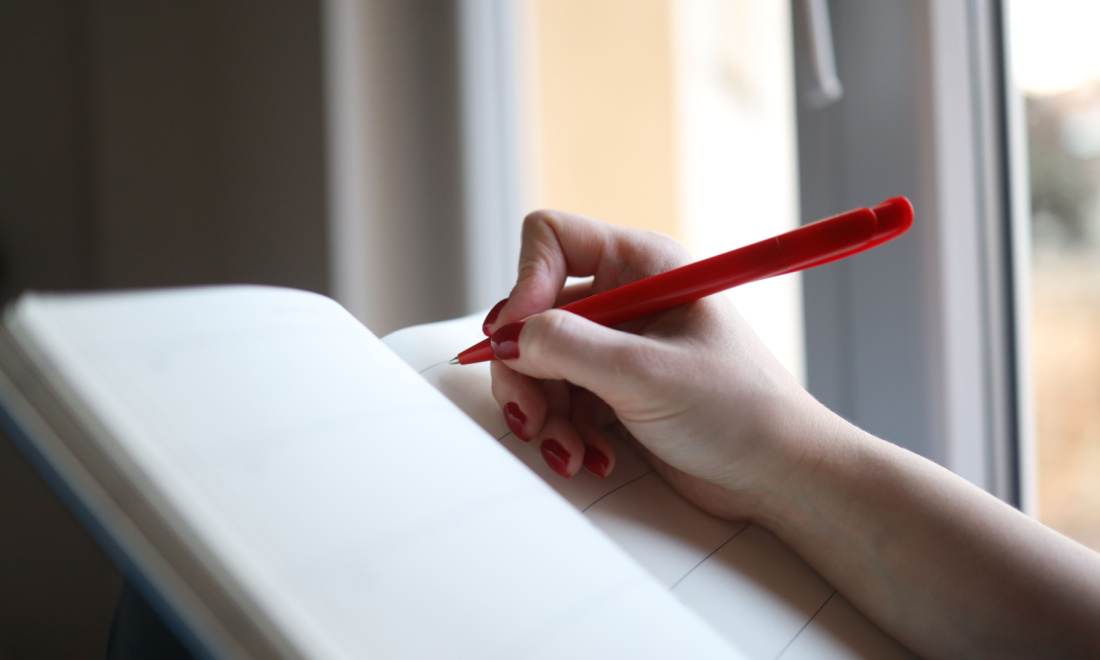 Nyenrode woman writing nails