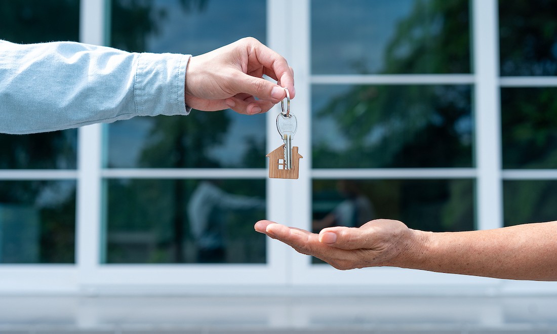 Landlord dropping keys to tenant