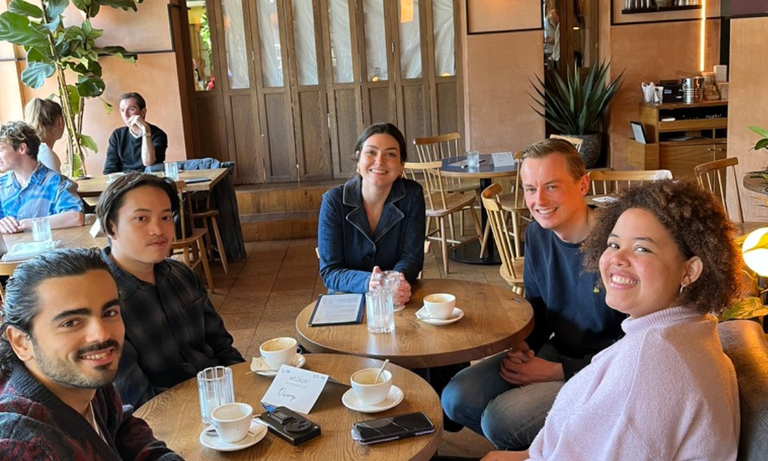 smiling expats in cafe