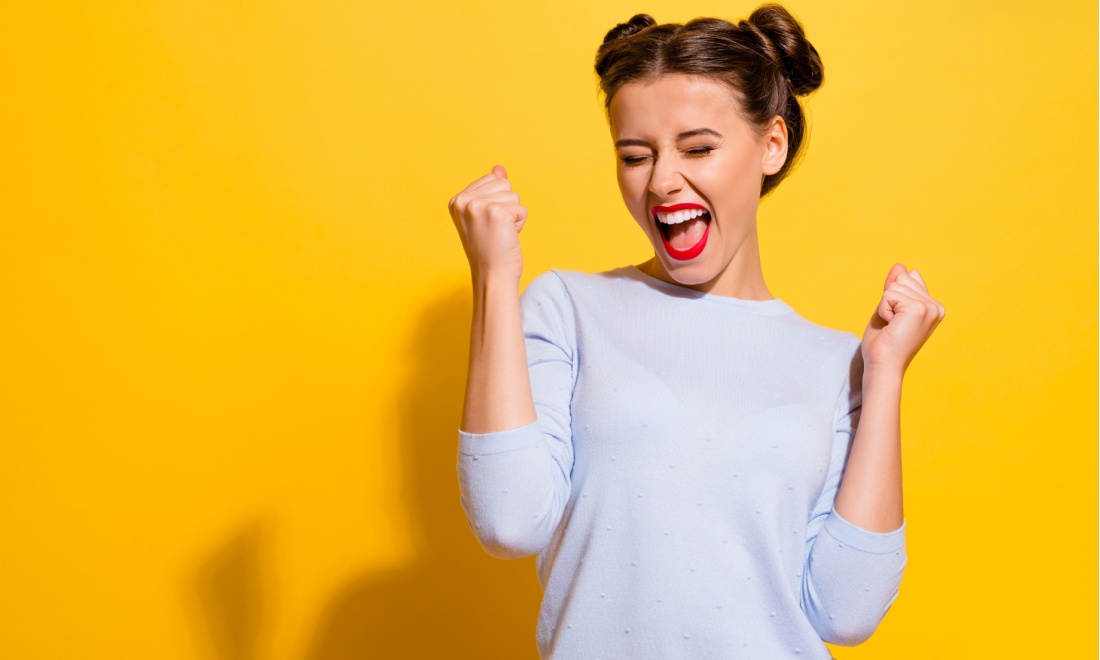 Woman ecstatic yellow background - Talencoach