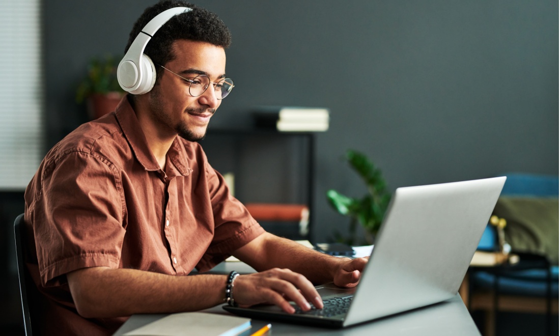 man studying on laptop - staatsexamencursus.nl