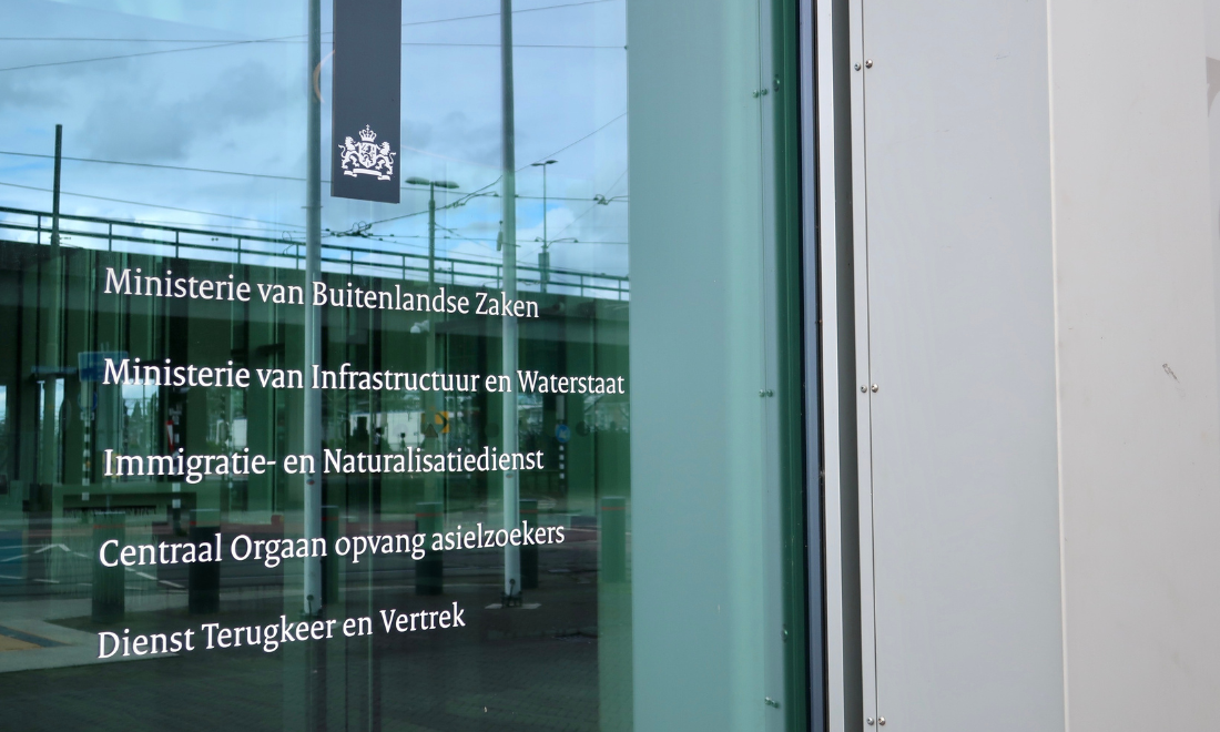 dutch immigration service at government building