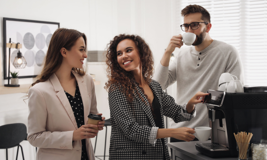 taalthuis colleagues talking by coffee machine