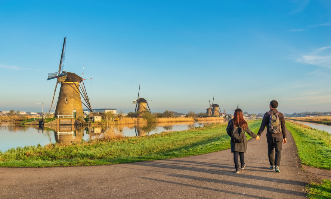 Talencoach couple walking near Kinderdijk