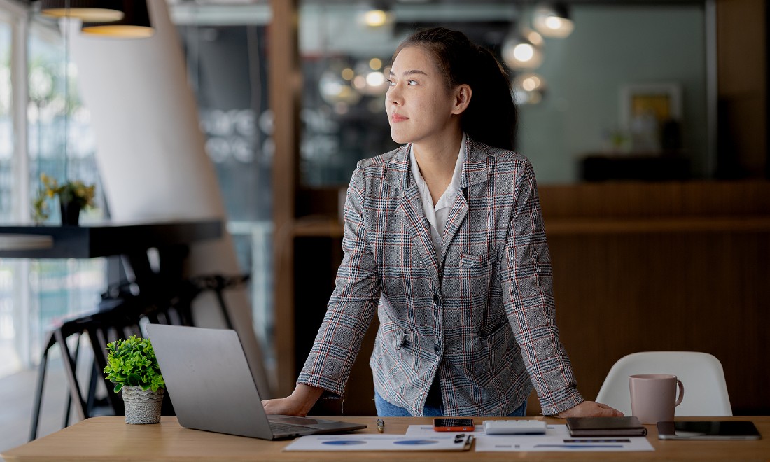 Business woman standing behind desk - Trends that are shaping MBA careers VU Amsterdam