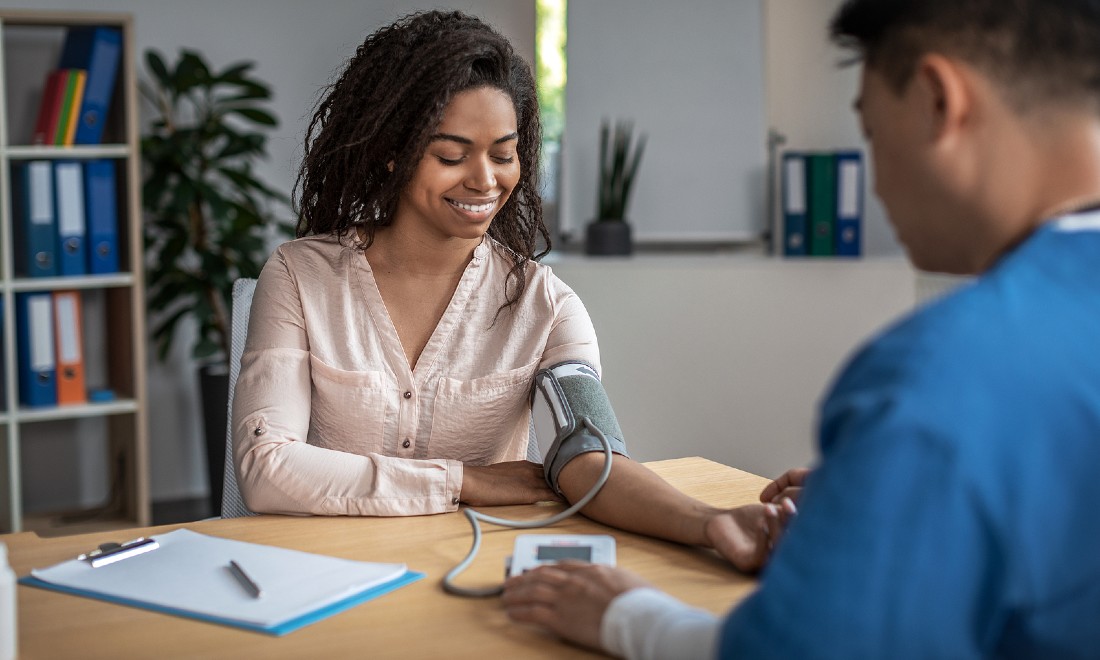 woman at doctor's office - how to avoid unaffordable health insurance zorgwijzer