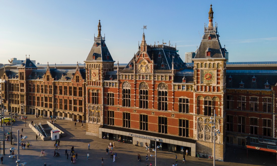 Video underwater bike parking Amsterdam Centraal