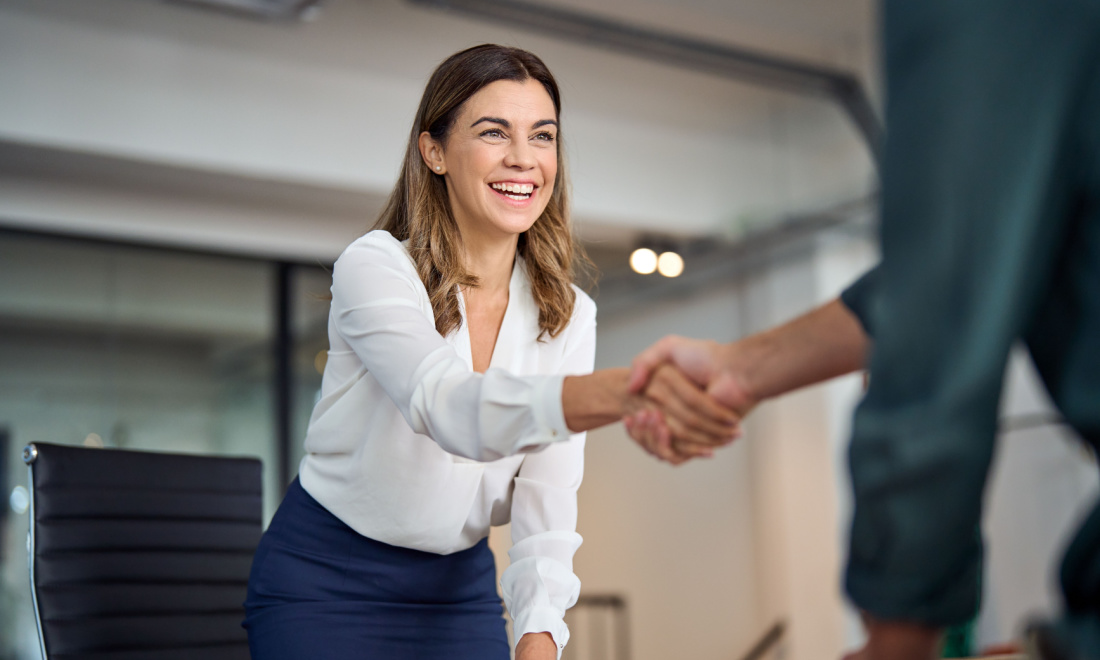 Undutchables smiling woman shaking hand