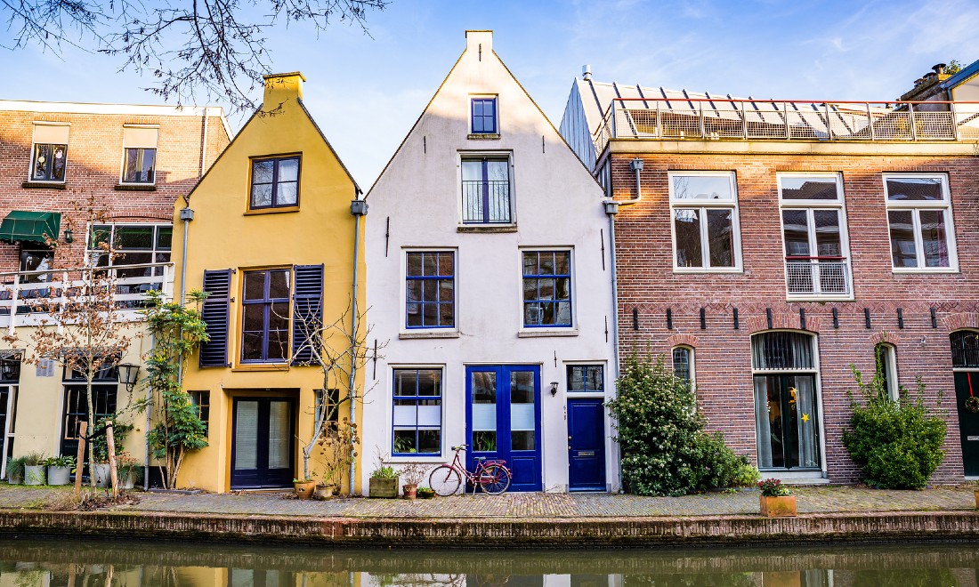 houses in utrecht by canal