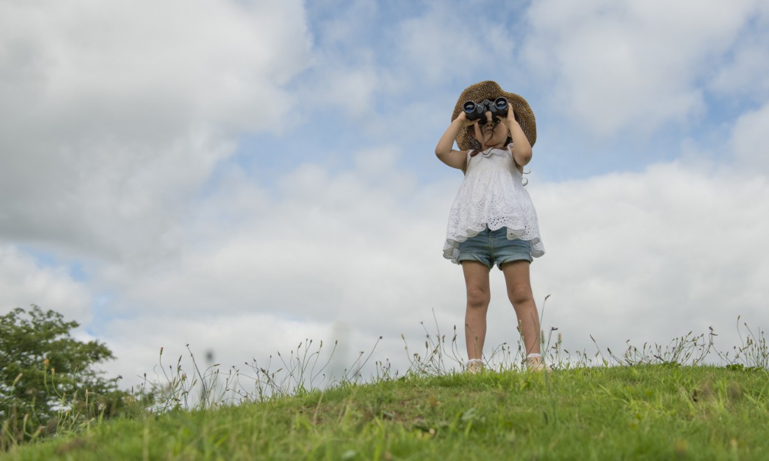 villa bloom summer camp - girl with binoculars