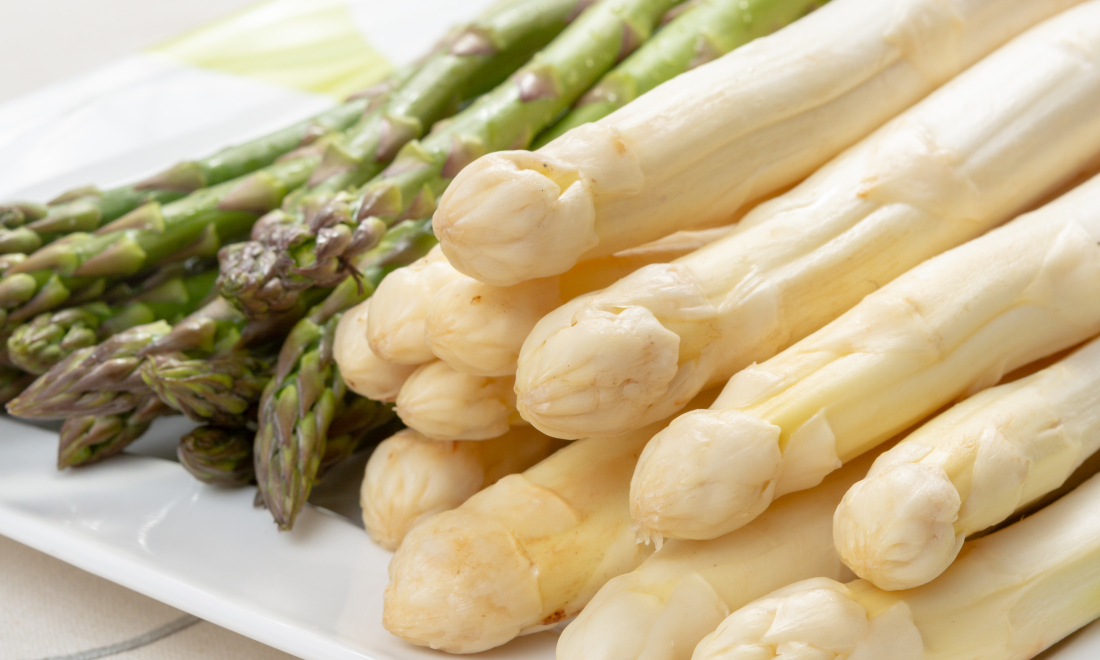 Plate with fresh white and green asparagus