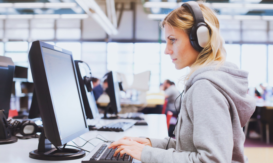 NedLes woman with headphones using computer