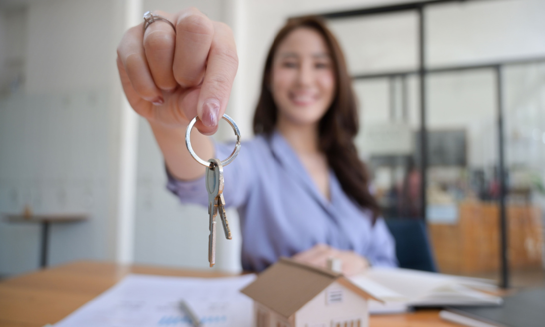 waltmann makelaars woman holding house key