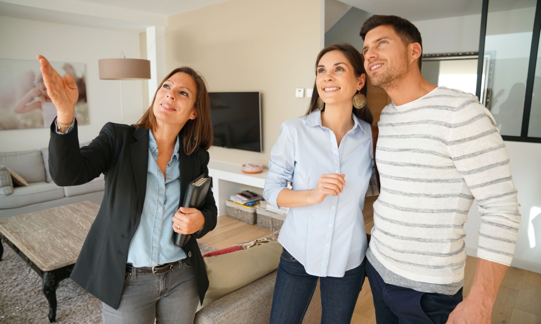 WORKMakelaardij agent showing house to couple