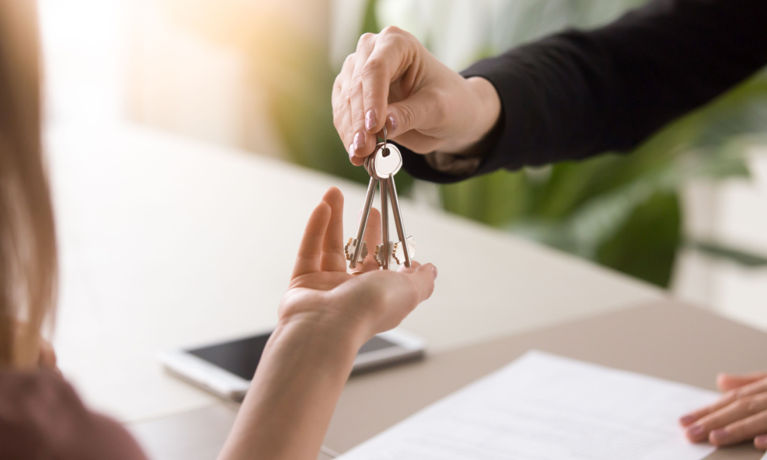 Wouters realtor handing over keys